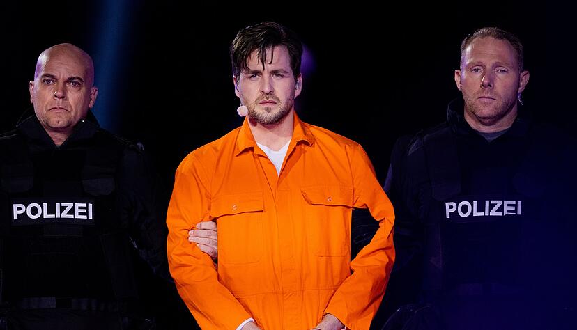 Die Inszenierung war immer betont modern: Hier wird Jesus (Alexander Klaws) von deutschen Polizisten vorgeführt. (Archivbild)