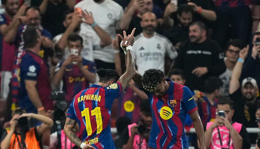 Barcelonas Raphinha (l) feiert mit Teamkollege Lamine Yamal den F&uuml;hrungstreffer.