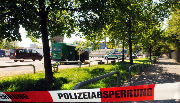 Zwei junge Polizisten werden mit Schüssen niedergestreckt. Die Polizeibeamtin Michele Kiesewetter stirbt sofort, ihr Kollege wird lebensgefährlich verletzt.