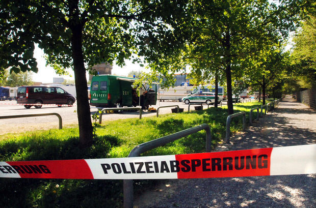 Zwei junge Polizisten werden mit Schüssen niedergestreckt. Die Polizeibeamtin Michele Kiesewetter stirbt sofort, ihr Kollege wird lebensgefährlich verletzt.