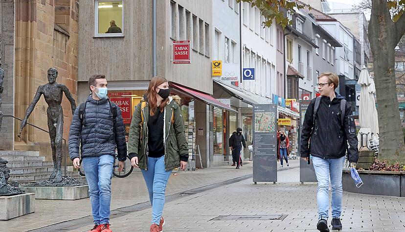 Bei ausreichendem Abstand von mindestens 1,50 Meter muss in den Fußgängerzonen in Heilbronn keine Maske mehr getragen werden.
Foto: Ralf Seidel Bei ausreichendem Abstand von mindestens 1,50 Meter muss in den Fußgängerzonen in Heilbronn keine Maske mehr getragen werden.
Foto: Ralf Seidel