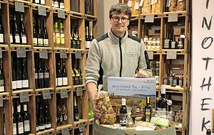 Leckereien von regionalen Erzeugern und Gutscheine für Gastronomie und Kultur packt Wolfram Linnebach ins Weinsberger-Tal-Kistle.
Foto: Sabine Friedrich