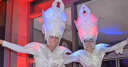 Winterliche Stelzenläufer begrüßen die Partygäste schon am Eingang zu Stadtgalerie.