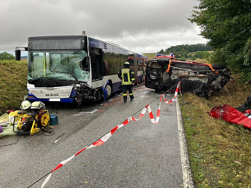 Im Linienbus befanden sich während des schweren Unfalls im Landkreis Heilbronn zwei Schulkinder. Sie blieben unverletzt.