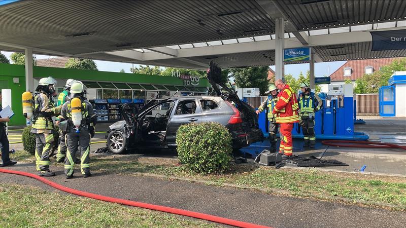 Laut Angaben der Polizei seien die Zapfs&auml;ulen an der Neckarsulmer Tankstelle auf der B27 im Zuge des Einsatzes abgestellt worden.