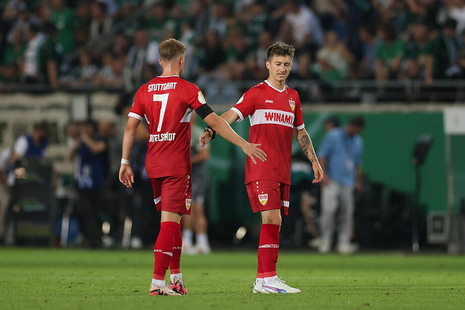 Im Falle von Auswärtsspielen hat der VfB Stuttgart sein rotes Auswärtstrikot parat, das zum Beispiel beim DFB-Pokalspiel bei Preußen Münster zum Einsatz kam.