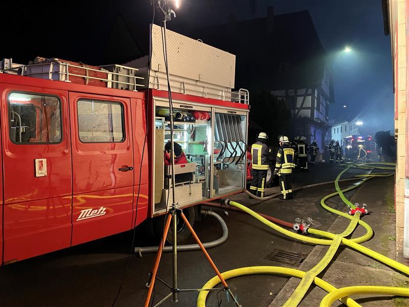 Im Eppinger Teilort Mühlbach stehen verteilt die Einsatzfahrzeuge der Feuerwehr. Im Eppinger Teilort Mühlbach stehen verteilt die Einsatzfahrzeuge der Feuerwehr.