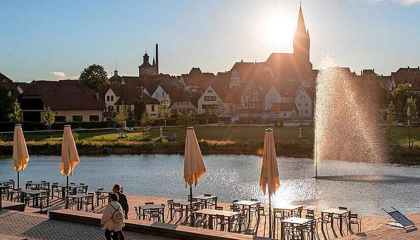 Ein Besuch in der Fachwerkstadt Eppingen empfiehlt sich (nicht nur) nach der Lektüre von Ulrich Maiers Kraichgau-Buch. Hier: der Blick auf die Altstadt, über den Stadtweiher hinweg. Ein Besuch in der Fachwerkstadt Eppingen empfiehlt sich (nicht nur) nach der Lektüre von Ulrich Maiers Kraichgau-Buch. Hier: der Blick auf die Altstadt, über den Stadtweiher hinweg.