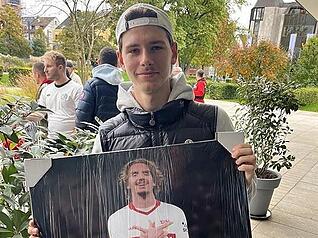 Fußballfans haben sich am Donnerstagnachmittag vor dem Heilbronner Parkhotel eingefunden. Dort wird die Ankunft des DFB-Teams erwartet. „Ich bin sein absoluter Fan“, sagt Fedir aus Karlsruhe über Nick Woltemade. Er ist vor vier Jahren aus der Ukraine gekommen und hat ein Plakat vorbereitet. Das will er ihm übergeben.