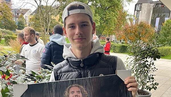 Fußballfans haben sich am Donnerstagnachmittag vor dem Heilbronner Parkhotel eingefunden. Dort wird die Ankunft des DFB-Teams erwartet. „Ich bin sein absoluter Fan“, sagt Fedir aus Karlsruhe über Nick Woltemade. Er ist vor vier Jahren aus der Ukraine gekommen und hat ein Plakat vorbereitet. Das will er ihm übergeben.