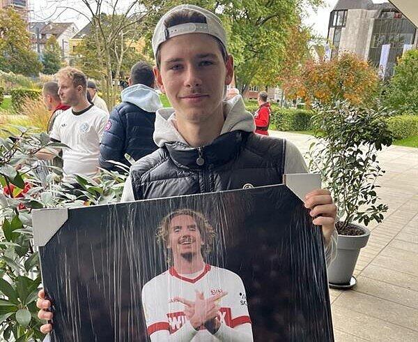 Fußballfans haben sich am Donnerstagnachmittag vor dem Heilbronner Parkhotel eingefunden. Dort wird die Ankunft des DFB-Teams erwartet. „Ich bin sein absoluter Fan“, sagt Fedir aus Karlsruhe über Nick Woltemade. Er ist vor vier Jahren aus der Ukraine gekommen und hat ein Plakat vorbereitet. Das will er ihm übergeben.