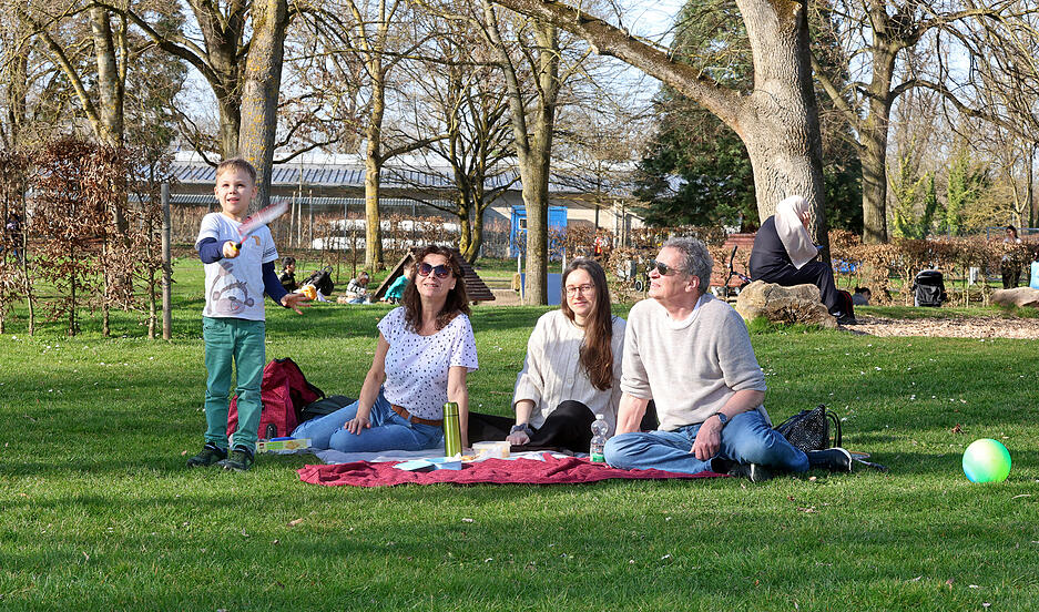 Strahlender Sonnenschein lockte am Freitag zahlreiche Menschen in die Heilbronner Gr&uuml;nanlagen.