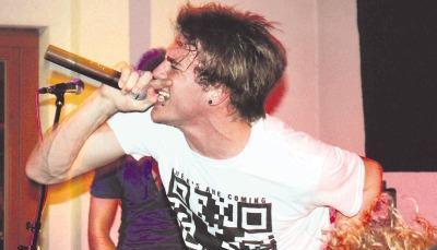 Fronts&auml;nger Fabian H&auml;ckel gibt auf der B&uuml;hne alles. Seine Performance rei&szlig;t das junge Publikum f&ouml;rmlich mit.Foto: Tobias Widmann