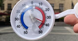 Auf dem Marktplatz vor dem Heilbronnner Rathaus ist kein Schatten in Sicht. Das macht sich auf dem Thermometer bemerkbar: knapp 40 Grad zeigt es an.