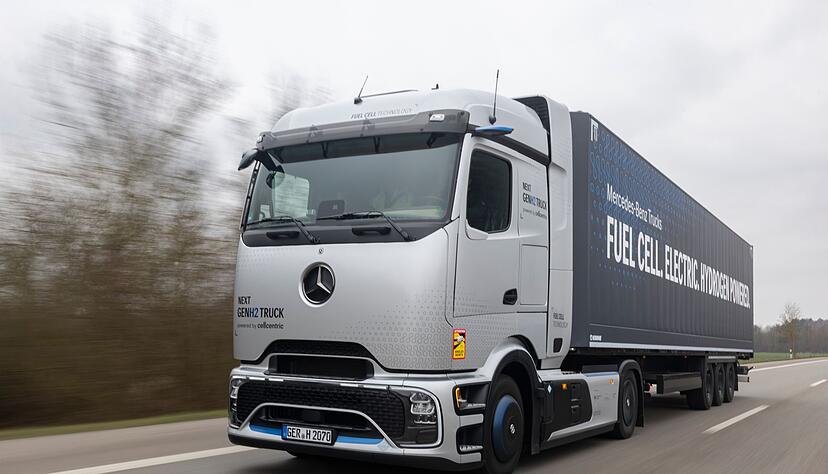 Große Reichweite für schwere Lasten: Daimlers NextGenH2-Truck fährt mit Wasserstoff statt Diesel und schafft mit vollen Tanks bis zu 1.000 Kilometer am Stück. Große Reichweite für schwere Lasten: Daimlers NextGenH2-Truck fährt mit Wasserstoff statt Diesel und schafft mit vollen Tanks bis zu 1.000 Kilometer am Stück.