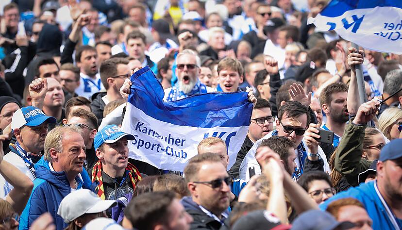 So soll es sein: Friedliche Fans des Karlsruher SC feiern am 11. Mai in Münster den 4:1-Sieg und den gleichzeitigen Aufstieg in die 2. Bundesliga.
Foto: Archiv/dpa
