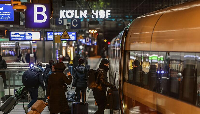 Die Deutsche Bahn hat im vergangenen Jahr erneut mehr Reisende transportiert als im Vorjahr. (Archivbild)