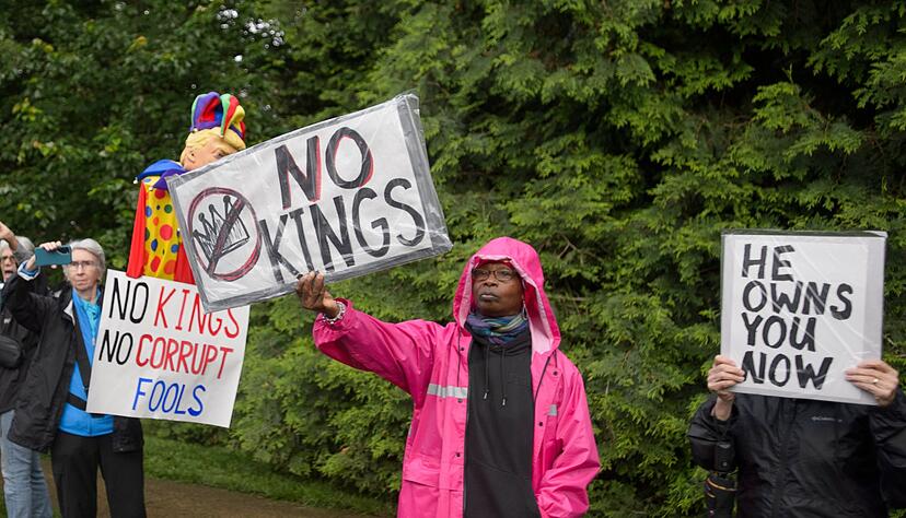 Das Krypto-Dinner mit dem Pr&auml;sidenten st&ouml;&szlig;t auf Kritik und wird von Protesten begleitet.