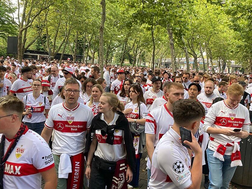 Die VfB-Fans strömten in Scharen zur MHP-Arena.