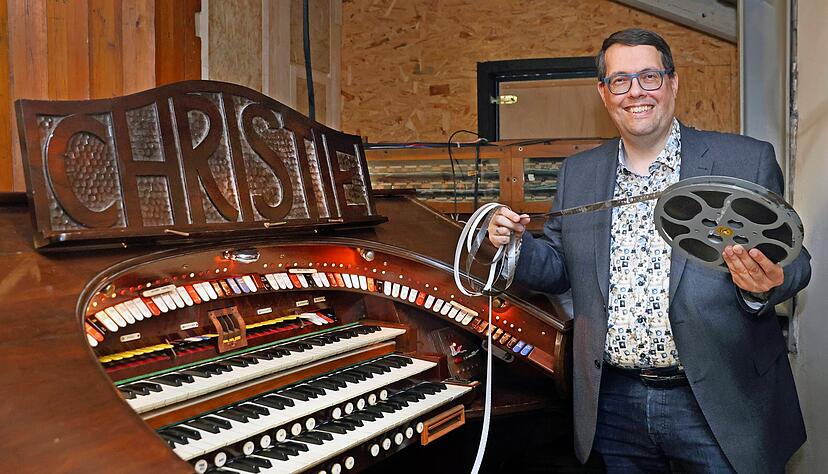 Improvisiert Andreas Benz im Gleis 3 in Neckarsulm an der Christie-Kinoorgel von 1929 live zu Stummfilmen, ist der Musiker ganz in
seinem Element.