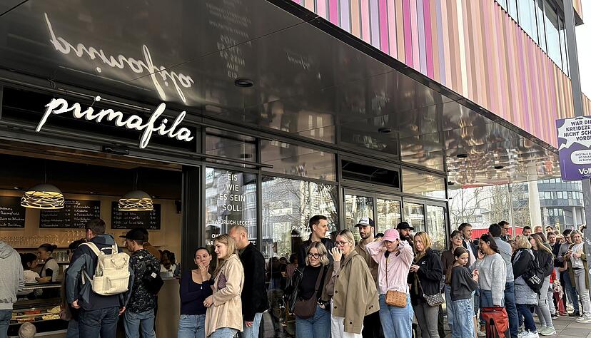 Warmes Wetter am Wahlsonntag in Heilbronn: Am Primafila warten viele auf eine Portion Eis.