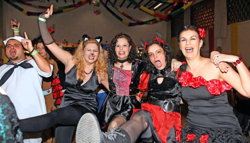 Gut drauf, Spaß pur beim Handballerfasching des SV Heilbronn am Leinbach. Mehr als 360 Kostümierte kamen am Samstag nach Frankenbach.
Foto: Andreas Veigel Gut drauf, Spaß pur beim Handballerfasching des SV Heilbronn am Leinbach. Mehr als 360 Kostümierte kamen am Samstag nach Frankenbach.
Foto: Andreas Veigel