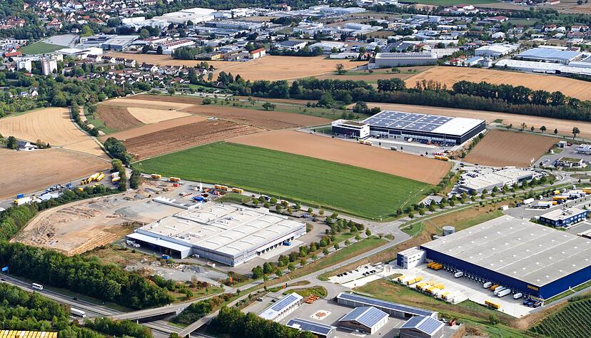Flächen für Industrie und Gewerbe sind entlang der Autobahn A6 gefragt und rar. Öhringen sucht nun neue Möglichkeiten, wo Schäfer + Peters ein Hochregallager bauen könnte. Foto: Rolf Mugele Flächen für Industrie und Gewerbe sind entlang der Autobahn A6 gefragt und rar. Öhringen sucht nun neue Möglichkeiten, wo Schäfer + Peters ein Hochregallager bauen könnte. Foto: Rolf Mugele