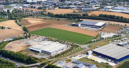 Flächen für Industrie und Gewerbe sind entlang der Autobahn A6 gefragt und rar. Öhringen sucht nun neue Möglichkeiten, wo Schäfer + Peters ein Hochregallager bauen könnte. Foto: Rolf Mugele
