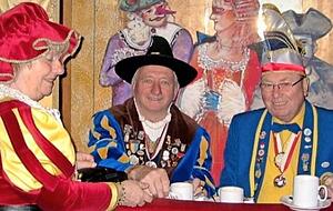 Roswitha Prozeller (links), Werner Beer als Amtmann Stumpf und Günter Prozeller sind der Lemia schon mehrere Jahrzehnte lang treu. Roswitha Prozeller (links), Werner Beer als Amtmann Stumpf und Günter Prozeller sind der Lemia schon mehrere Jahrzehnte lang treu.