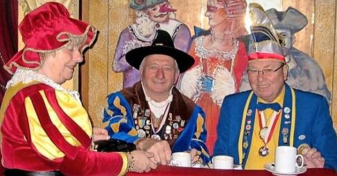 Roswitha Prozeller (links), Werner Beer als Amtmann Stumpf und G&uuml;nter Prozeller sind der Lemia schon mehrere Jahrzehnte lang treu.