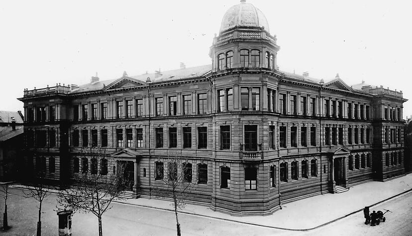 1880 zog das Gymnasium aus der inneren Karlstraße an die äußere Karlstraße/Ecke Gymnasiumstraße.