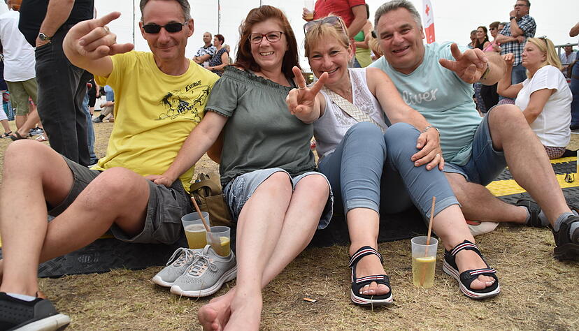 Die Schuhe werden zum Getränkehalter, und dann wird barfuß getanzt, bis der braungebrannte Rasen raucht: Das ist echte Festival-Atmosphäre. Die Schuhe werden zum Getränkehalter, und dann wird barfuß getanzt, bis der braungebrannte Rasen raucht: Das ist echte Festival-Atmosphäre.
