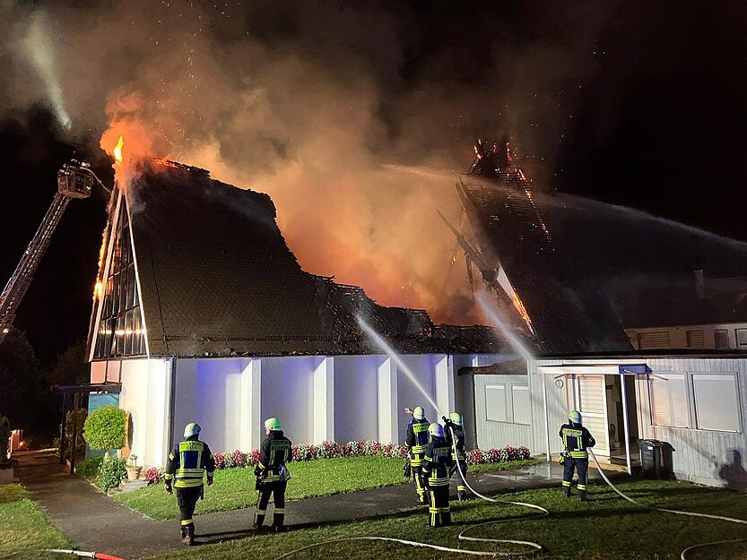 Zahlreiche Kräfte der Feuerwehr sind am Samstagabend in Widdern im Einsatz.