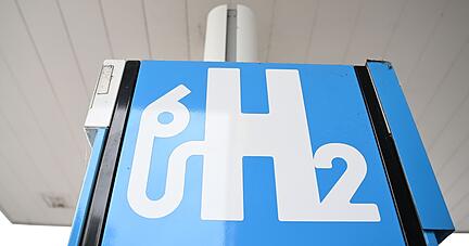 Ein Wasserstoff-Logo an einer Wasserstoff-Tankstelle f&uuml;r Autos.
