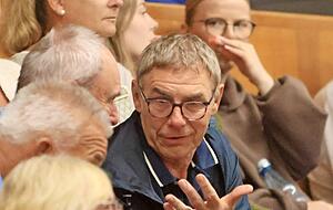 Ex-Trainer J&uuml;rgen Krause beobachtete das Geschehen gegen N&uuml;rtingen und fachsimpelte nebenher auf der Trib&uuml;ne.