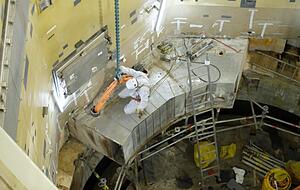 Ein Mitarbeiter bereitet ein zwölf Tonnen schweres Betonsegment aus dem Ringträger, in dem der Reaktorbehälter verankert war, für den Abtransport per Kran vor. Ein Mitarbeiter bereitet ein zwölf Tonnen schweres Betonsegment aus dem Ringträger, in dem der Reaktorbehälter verankert war, für den Abtransport per Kran vor.