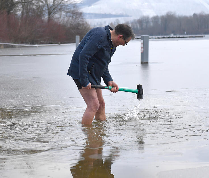 Eisbaden in Obersulm findet meist in Gruppen statt.