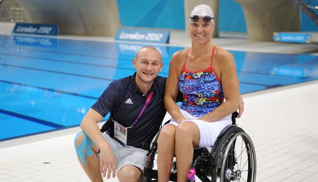 Kirsten Bruhn posiert mit Trainer Phillip Semechin im Aquatics Center. Foto: Julian Stratenschulte