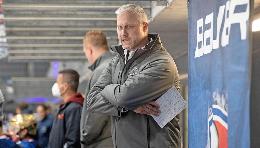 Als "l&auml;cherlich" bezeichnete Jason Morgan die Vorw&uuml;rfe seines Trainerkollegen Kevin Gaudet, die Falken h&auml;tten gezielt T&ouml;lzer Spieler verletzen wollen. Foto: Archiv/Veigel