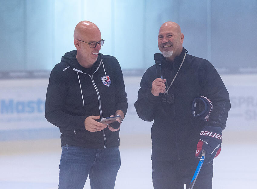 Interview beim &ouml;ffentlichen Training zum Falken-Saisonauftakt.