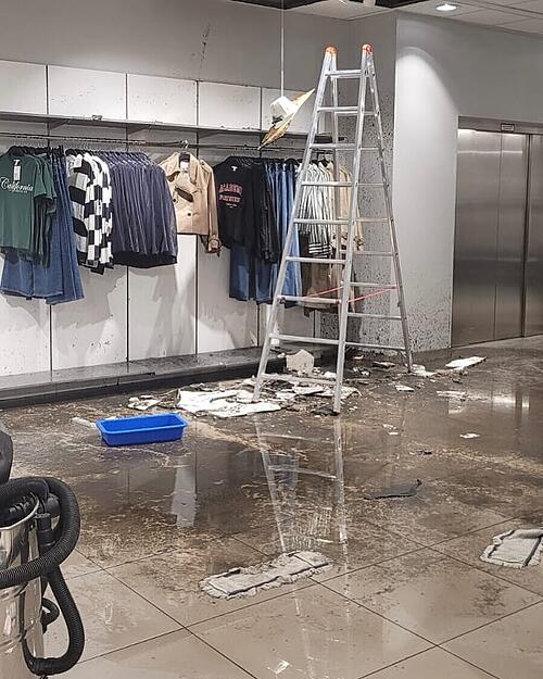 Ein Abwasserrohr ist gebrochen. Dessen Inhalt entleerte sich auf den Verkaufsraum eines Modegeschäfts. Ein Abwasserrohr ist gebrochen. Dessen Inhalt entleerte sich auf den Verkaufsraum eines Modegeschäfts.