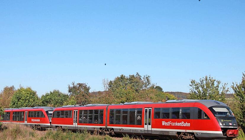 Ohne Elektrifizierung der Hohenlohebahn − zumindest bis zum Gewerbepark Hohenlohe − keine Reaktivierung der Kochertalbahn: Das machte Landrat Matthias Neth den Kreisräten klar. Deshalb gibt es eine kombinierte Machbarkeitsstudie.
Foto: privat Ohne Elektrifizierung der Hohenlohebahn − zumindest bis zum Gewerbepark Hohenlohe − keine Reaktivierung der Kochertalbahn: Das machte Landrat Matthias Neth den Kreisräten klar. Deshalb gibt es eine kombinierte Machbarkeitsstudie.
Foto: privat