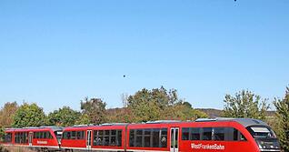 Ohne Elektrifizierung der Hohenlohebahn − zumindest bis zum Gewerbepark Hohenlohe − keine Reaktivierung der Kochertalbahn: Das machte Landrat Matthias Neth den Kreisräten klar. Deshalb gibt es eine kombinierte Machbarkeitsstudie.
Foto: privat Ohne Elektrifizierung der Hohenlohebahn − zumindest bis zum Gewerbepark Hohenlohe − keine Reaktivierung der Kochertalbahn: Das machte Landrat Matthias Neth den Kreisräten klar. Deshalb gibt es eine kombinierte Machbarkeitsstudie.
Foto: privat