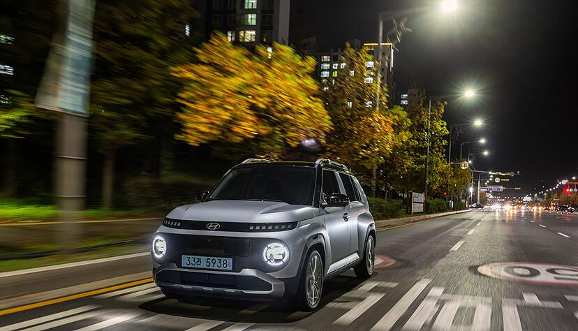 Kleiner Kerl mit Kanten: Der charaktervoll gezeichnete Hyundai Inster will bezahlbare E-Mobilit&auml;t bieten.