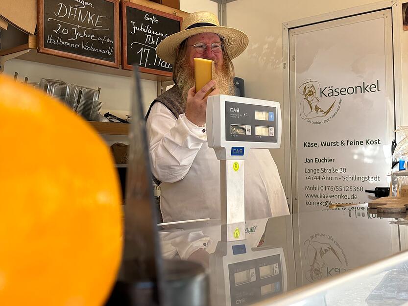 Jan Euchler ist in Heilbronn besser als der "K&auml;seonkel" bekannt. Gut gelaunt und mit Strohhut ber&auml;t und verkauft er viele verschiedene K&auml;sesorten, vor allem franz&ouml;sische.
