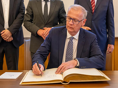 Fernsehmoderator Günther Jauch erhält in diesem Jahr den Demokratiepreis „Württemberger Köpfe“. Die Württemberger Gesellschaft ehrt ihn am Donnerstagabend in der Heilbronner Harmonie, zuvor trug sich Jauch ins Goldene Buch der Stadt ein.