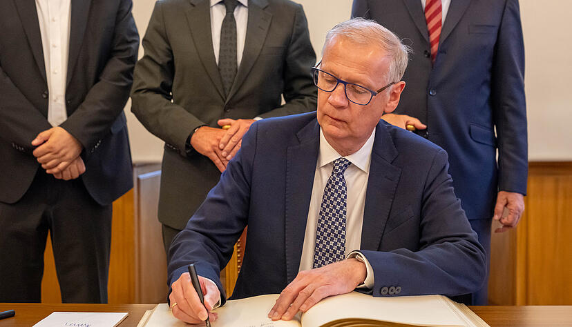 Fernsehmoderator Günther Jauch erhält in diesem Jahr den Demokratiepreis „Württemberger Köpfe“. Die Württemberger Gesellschaft ehrt ihn am Donnerstagabend in der Heilbronner Harmonie, zuvor trug sich Jauch ins Goldene Buch der Stadt ein.