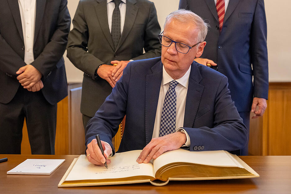 Fernsehmoderator Günther Jauch erhält in diesem Jahr den Demokratiepreis „Württemberger Köpfe“. Die Württemberger Gesellschaft ehrt ihn am Donnerstagabend in der Heilbronner Harmonie, zuvor trug sich Jauch ins Goldene Buch der Stadt ein.