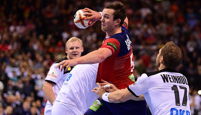 Norwegens Sander Sagosen wirft aufs Tor neben Deutschlands Steffen Weinhold. Foto: dpa