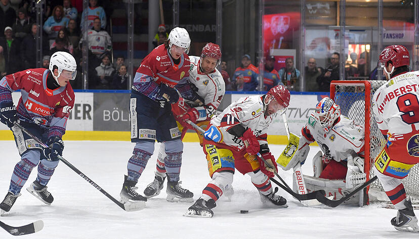 Kaum zu &uuml;berwinden f&uuml;r Marvin Drothen (Zweiter von links) und die Heilbronner Falken: Deggendorfs Goalie Timo Pielmeier (rechts) musste nur zwei Mal hinter sich greifen.